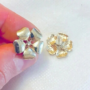 🌸Vintage  Daisy Flower 🌸 stud earrings 🌸